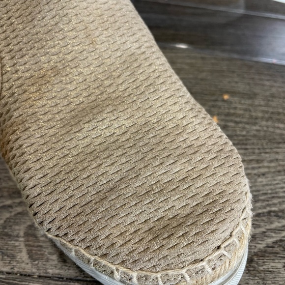 Jimmy Choo Slip-On Espadrilles Shoe. Tan/gold EUR size 40 (US 9) pre-owned. - Picture 2 of 13